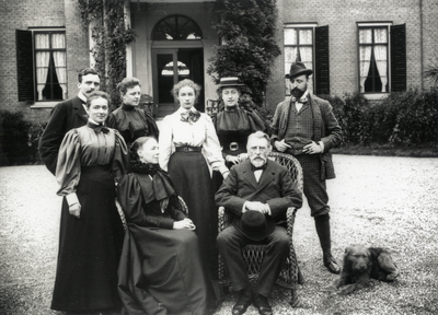 95136 Groepsportret van een aantal personen voor het huis Kersbergen te Zeist. N.B. Het huis Kersbergen is in 1934 ...